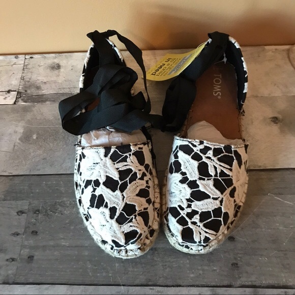 TOMS Womens Katalina Black Floral Lace Espadrilles - Picture 3 of 7